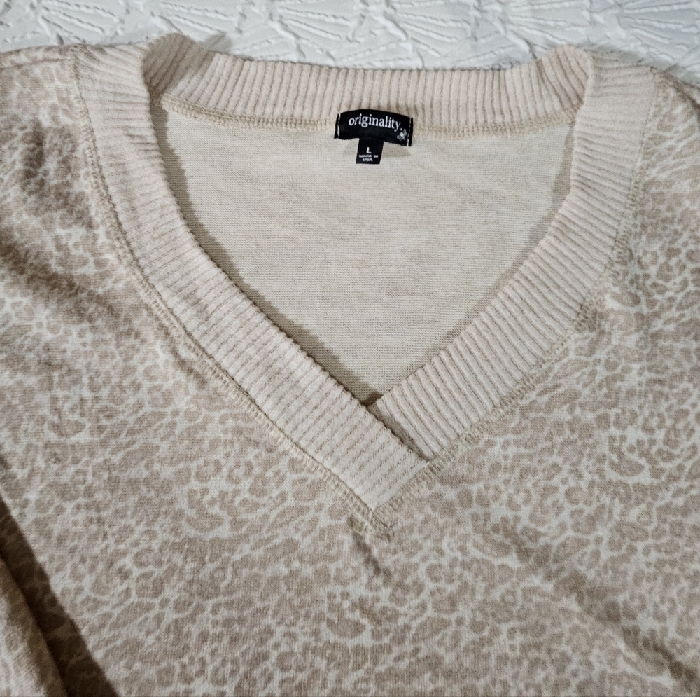 Originality Leopard Print Brown & Cream  V Neck Cropped Sweater Size L NWT - Picture 8 of 13